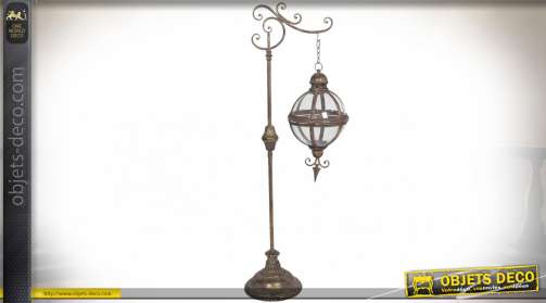 Lanterne vintage suspendue sur pied de forme sphérique finition métal doré vieilli