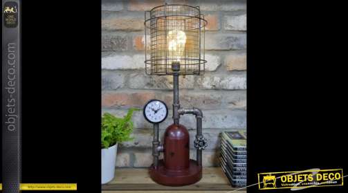 Lampe originale en forme d’élément de machinerie industrielle, avec bombonne, manomètres, tuyaux, robinets, en métal.