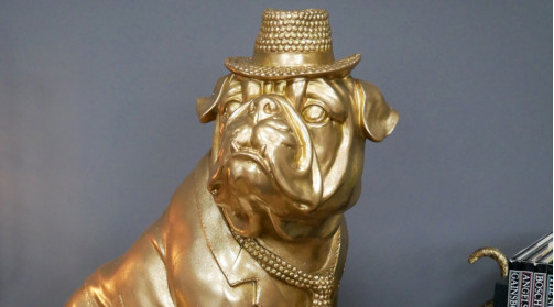 Représentation en résine d’un bulldog, ambiance disco costume de soirée