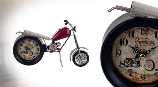 Moto en métal version horloge de table, ambiance vintage avec couleurs usées