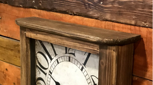 Unité de rangement avec cadran d’horloge, en bois finition rustique, ambiance chic