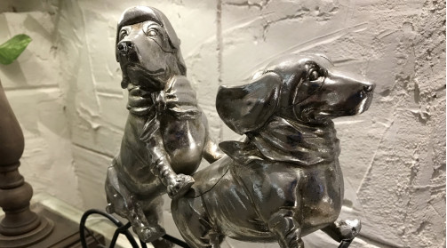 Statuette en résine représentant 2 chiens à vélo, ambiance chic et originale, noir et argent