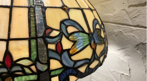 Grande lampe de style Tiffany, luminaire de prestige avec dôme de 50cm de diamètre, libellules et miriades de couleurs