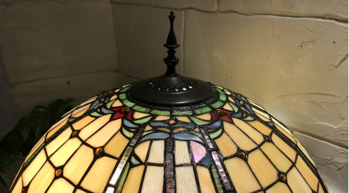 Grande lampe de style Tiffany, luminaire de prestige avec dôme de 50cm de diamètre, libellules et miriades de couleurs
