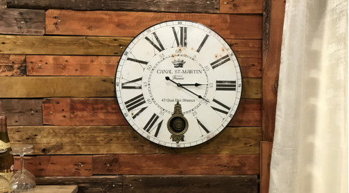 Horloge en bois avec motifs parisien, balancier (qui fonctionne) finition laiton ancien, Ø58cm