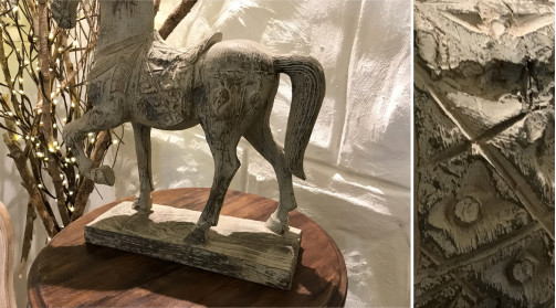 Sculpture en résine d’un cheval effet bois sculpté finition vieilli clair, 33cm de long