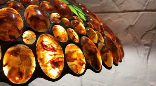 Grande lampe Tiffany en verre et ambre véritable, Ø49cm