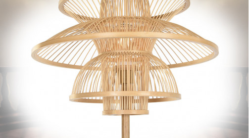 Lampadaire décoratif en bambou et rotin, ambiance chaleureuse scandinave