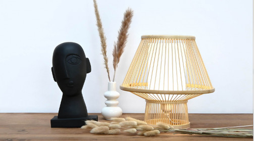 Lampe de table en bambou finition naturelle, forme conique, esprit tropical