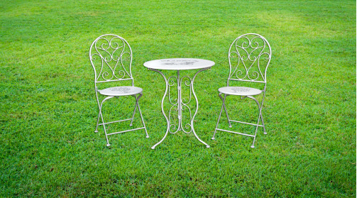 Saon de jardin de charme en métal, façon salon de jardin fer forgé coloris blanc, avec table et 2 chaises.