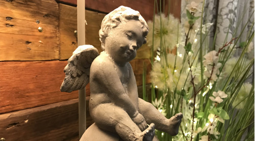 Pied de lampe réalisé en bois avec ange, coloris blanc.