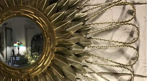 Déco murale miroir en métal finition doré, forme de fleur stylisée, Ø80cm
