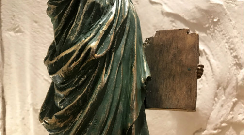 Statuette représentant la Statue de la Liberté. En résine haute densité finition verte imitation bronze ancien.