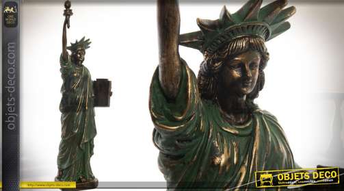 Statuette représentant la Statue de la Liberté. En résine haute densité finition verte imitation bronze ancien.