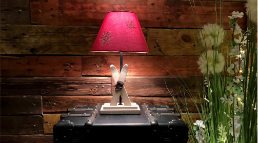 Pied de lampe décoratif en bois sur le thème du ski