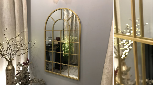 Grand miroir doré en métal en forme de fenêtre à carreaux, en arcade.