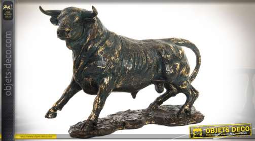Statuette de décoration en résine, de taureau, imitation bronze ancien doré et vieilli.