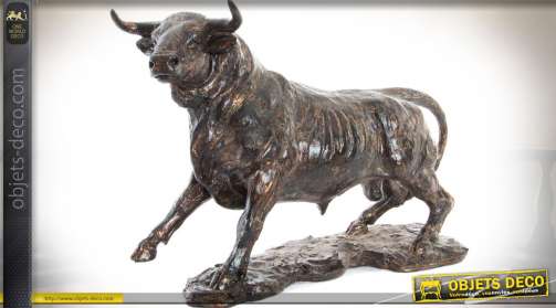 Grande statuette animalière représentant un taureau, réalisation en résine haute densité avec finition imitation bronze ancien.