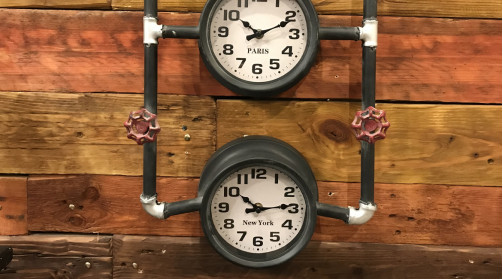 Horloge murale à trois cadrans (Londres, Paris, New-York) en forme de circuit de tuyauterie industrielle
