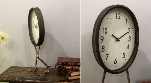 Horloge ovale à poser en métal doré vielli avec piètement en forme de pattes d’oiseaux palmées