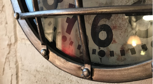 Horloge en metal de petite taille 25cm, style indus style lanterne ferroviaire