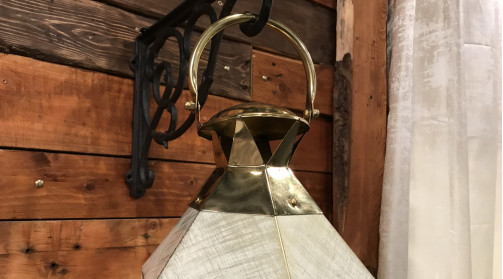 Lanterne design en métal avec finition or et blanc brossé éraflé, forme hexagonale