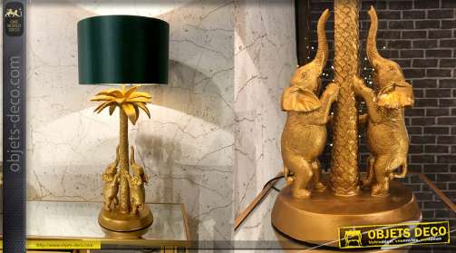 Grande lampe de salon avec pied en résine dorée, motif palmier et éléphanteaux, abat-jourpolyester vert satiné