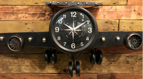 Horloge murale en forme d’avion, en métal finition noir vieilli, ambiance vintage