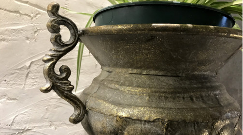 Vase en métal de style ancien, inspirations Médicis, finition doré ancien avec traces d’usures, grandes anses latérales, Ø32cm