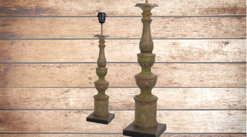 Pied de lampe en bois sculpté effet tourné, finition vieilli ambiance charme italien