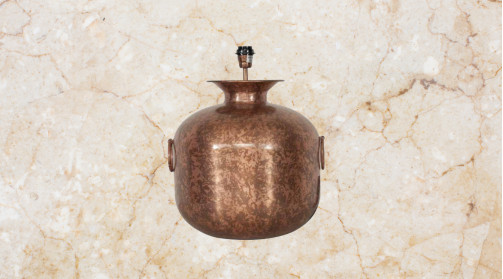 Pied de lampe en métal finition cuivre, forme d’ancienne amphore romaine, ambiance vieille cuisine